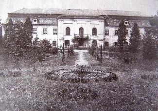  Průčelí zámku v Kunčicích v roce 1920. (Po jeho empírové přestavbě v 19. století.)